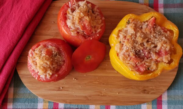 Pomodori e peperoni ripieni di riso
