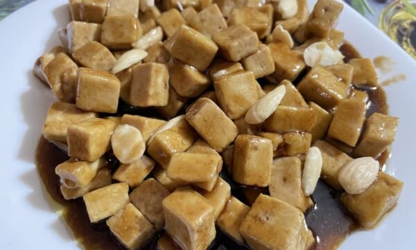 Spezzatino di tofu in agrodolce