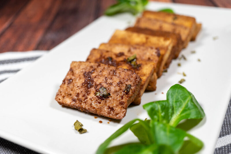Tofu in padella con salsa di soia