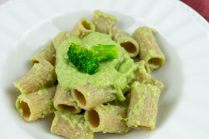 Pasta con crema di broccoli e anacardi